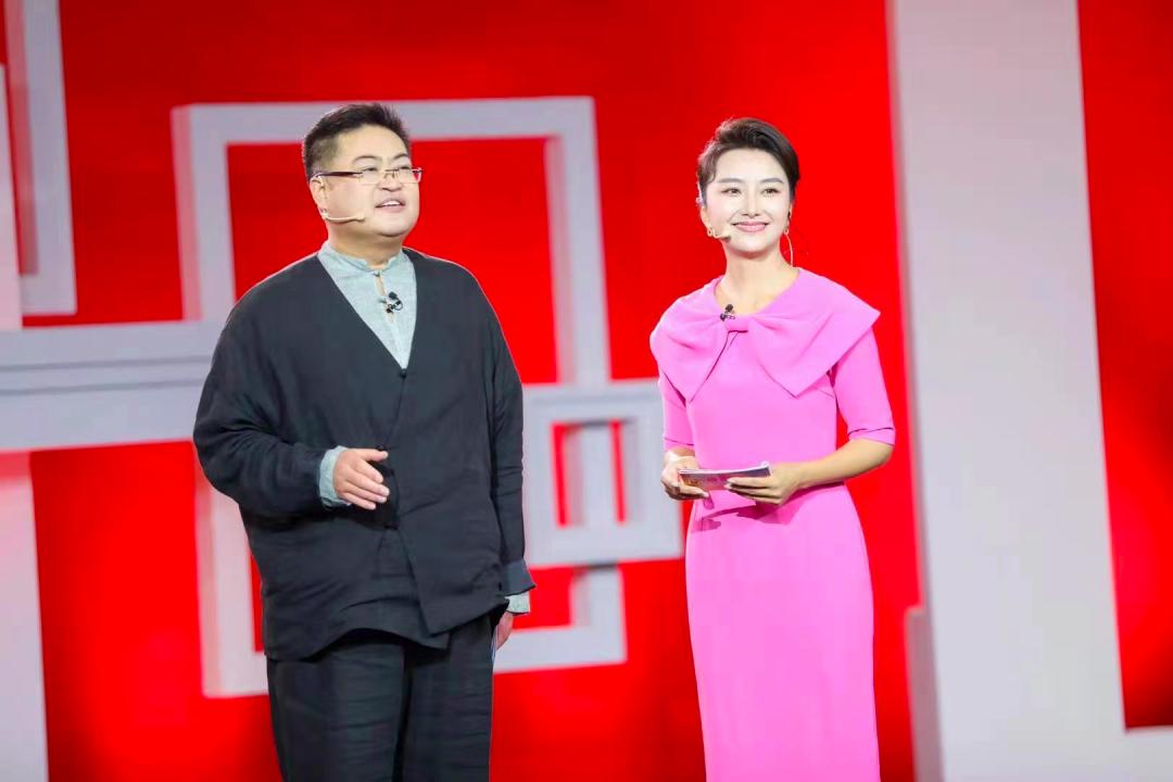 中央美术学院美育研究院院长宋修见和中央广播电视总台主持人马笑舒