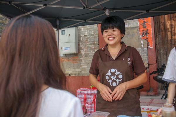 公益导师走上公益课堂在横沥镇半仙山村,正值暑假,本村的十余名小学生