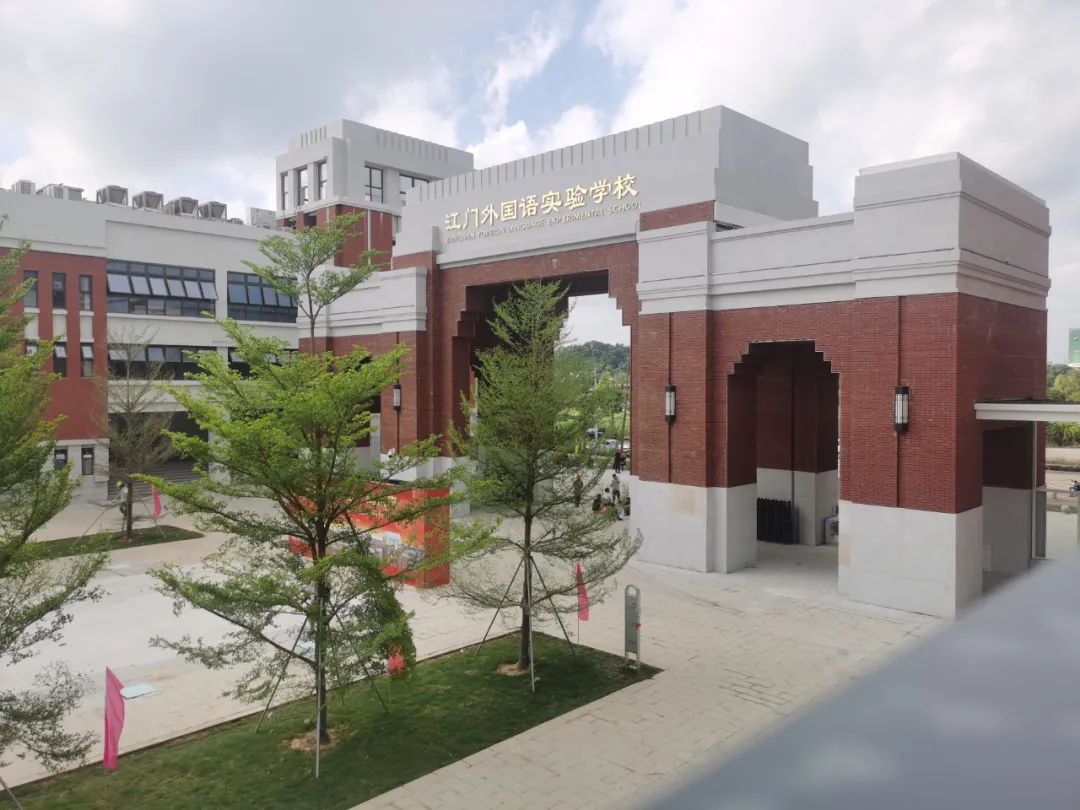 江门外国语实验学校(小学部)校长陈葆康介绍:"目前学校的15名教师中