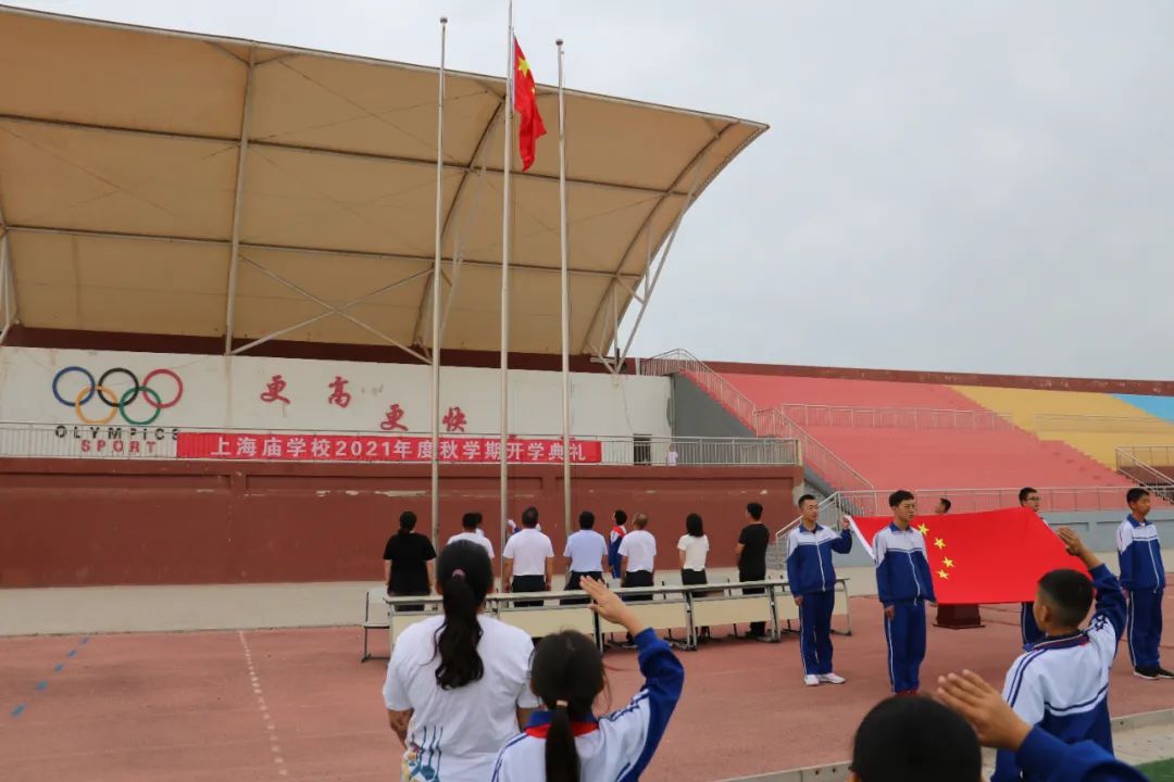 鄂托克前旗上海庙学校学生认真听讲鄂托克前旗蒙古族希望实验小学安全