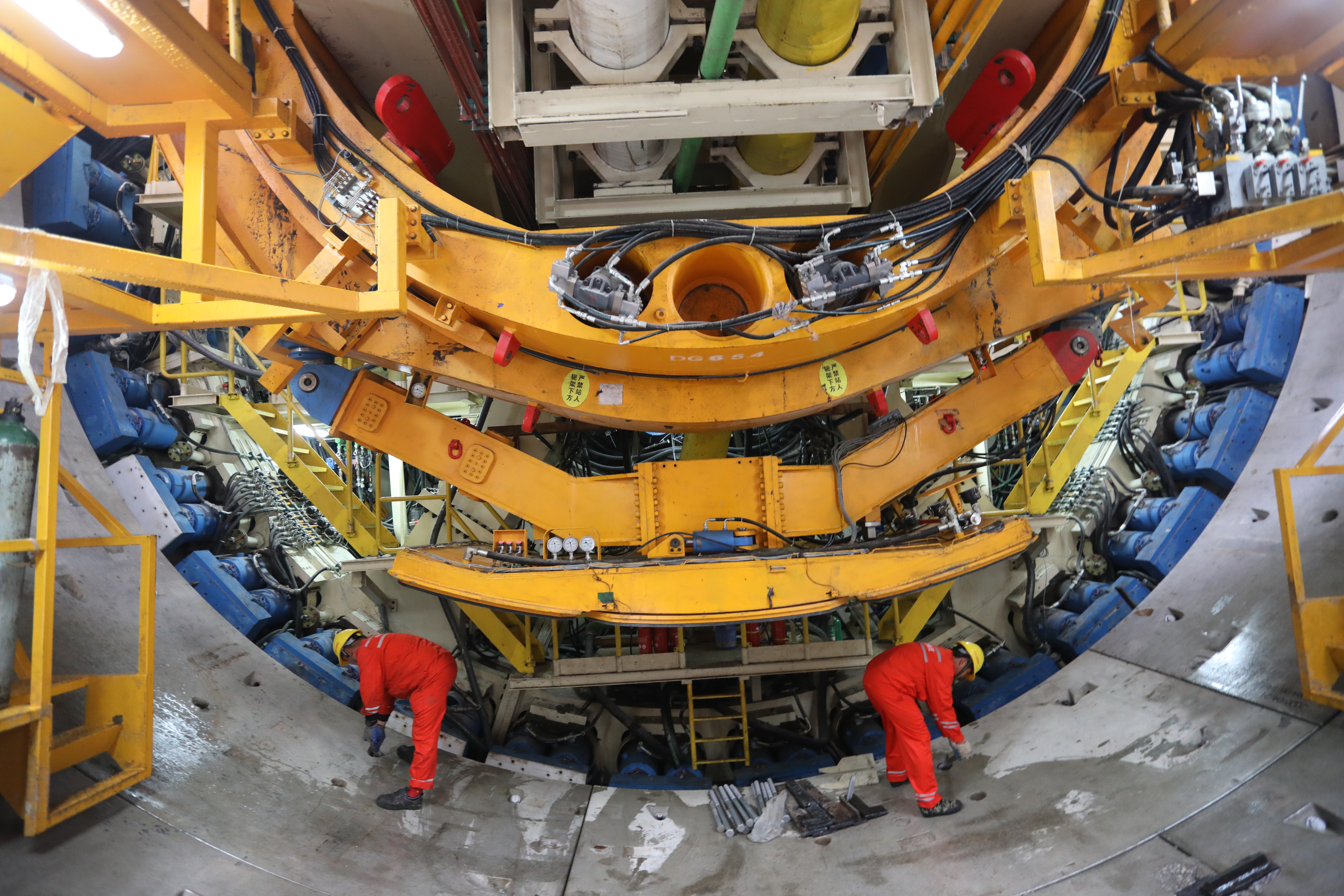 沉降0.5毫米内 国内首条下穿运营高铁大盾构隧道贯通