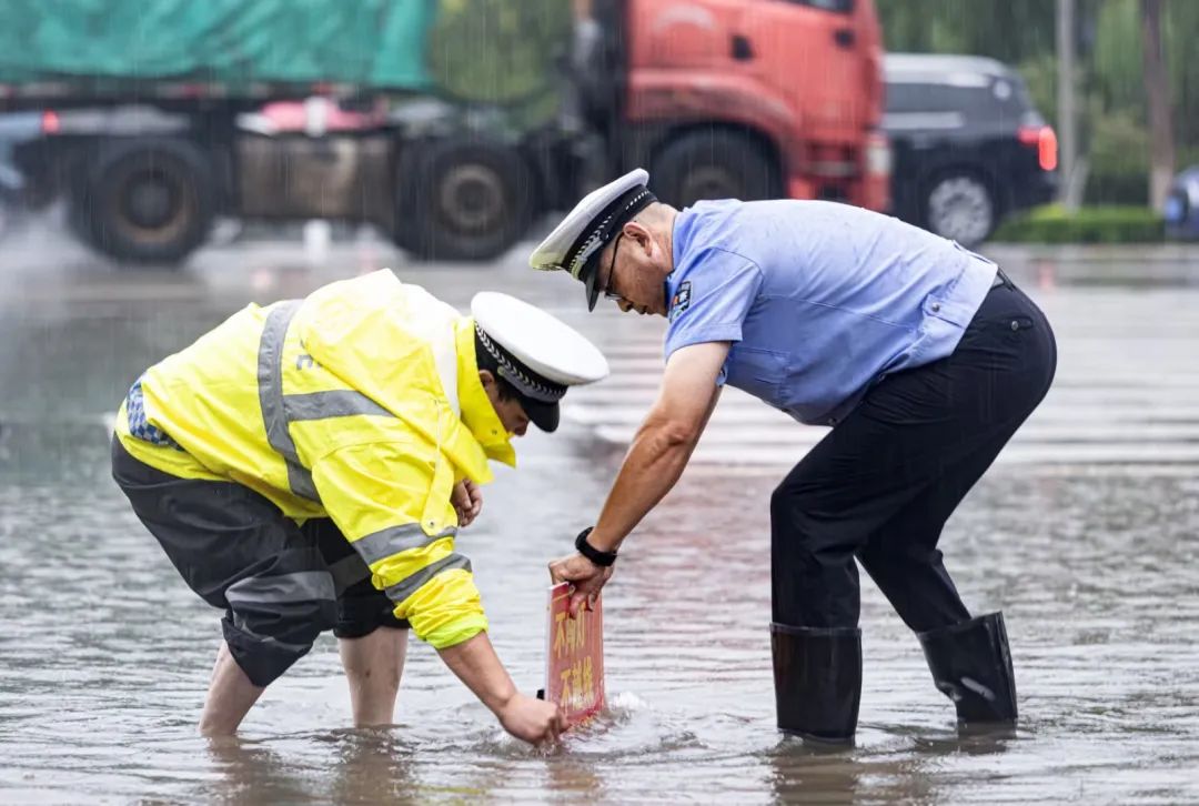 警察风雨兼程图片图片