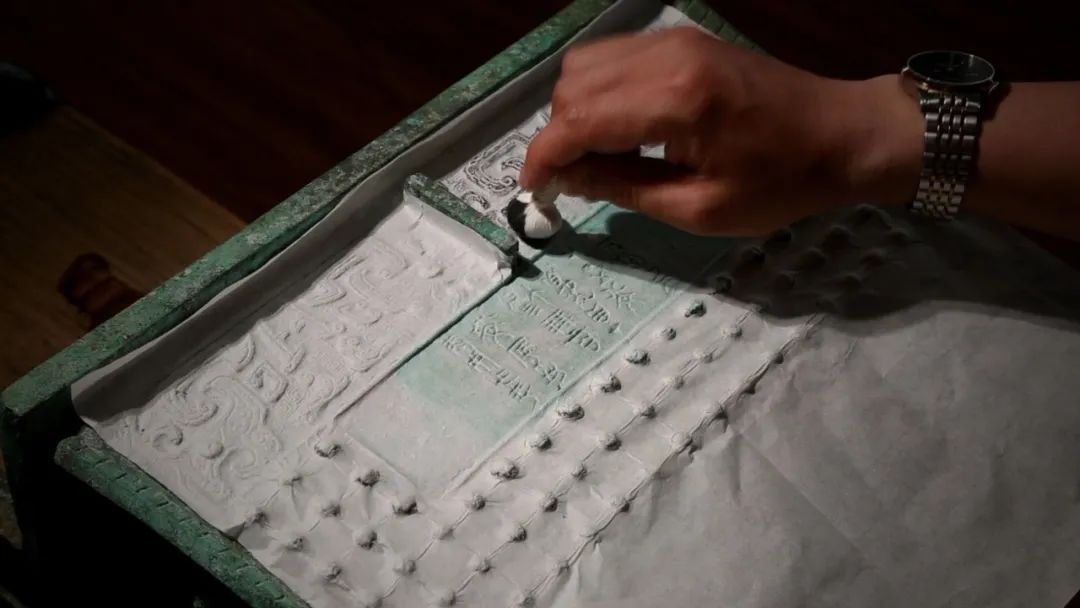 传拓是用纸,墨从刻,铸器物上捶印其文字或图案的