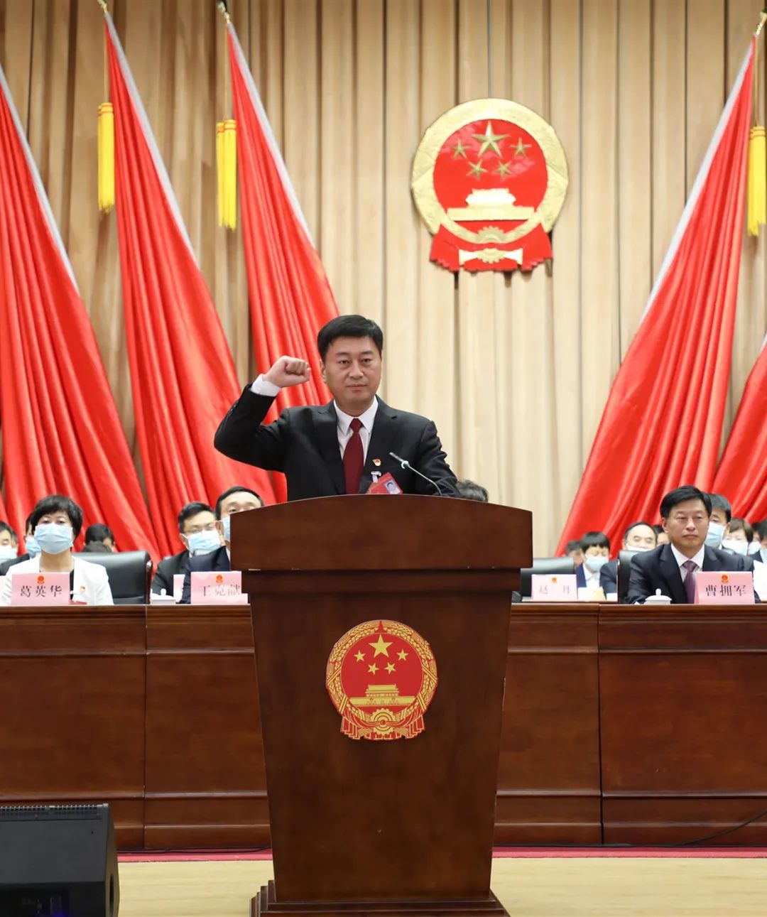 赵丹同志当选为清丰县人民政府县长