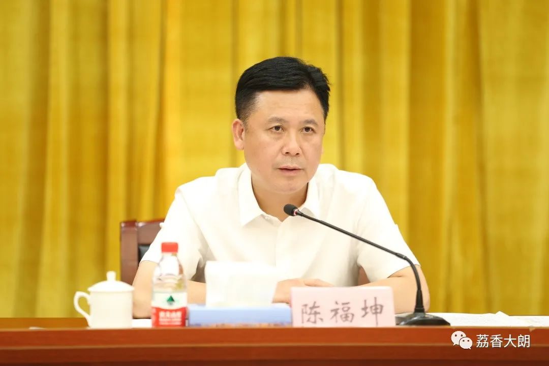 镇党委委员钟杰主持会议,并传达省,市动员会会议精神,并部署第二轮