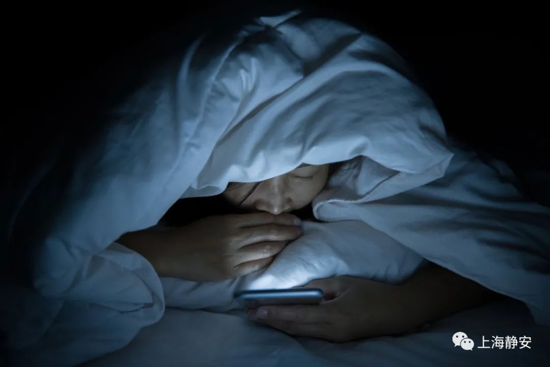 "玩手机本身对皮肤的影响不大,但长期熬夜玩手机的行为会对皮肤造成不