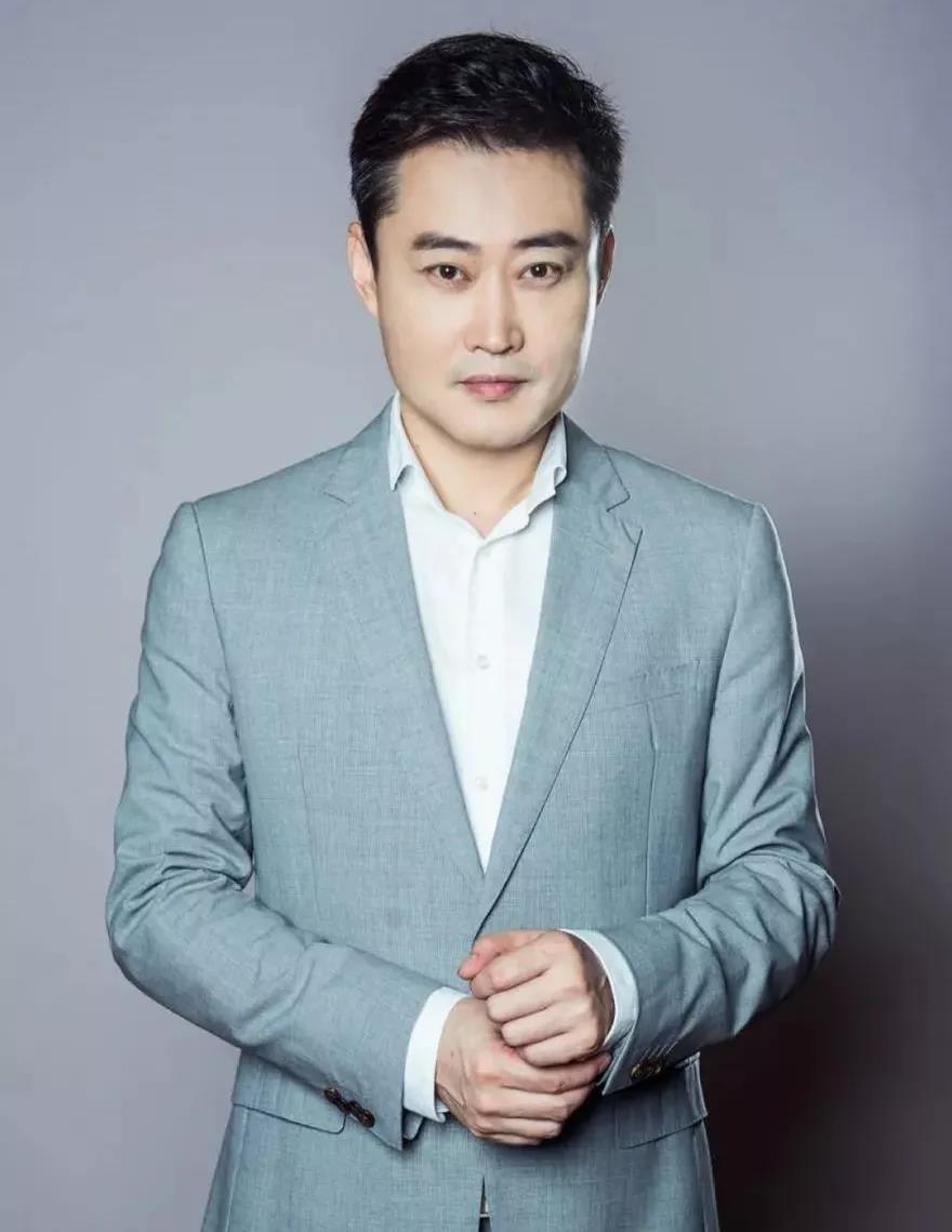 王峰 饰 耿飚国家一级演员湖南省话剧院有限责任公司党总支副书记