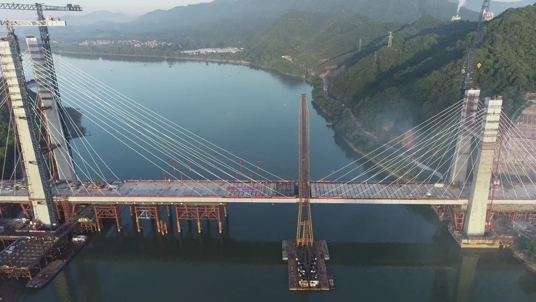 湖杭鐵路富春江大橋合龍