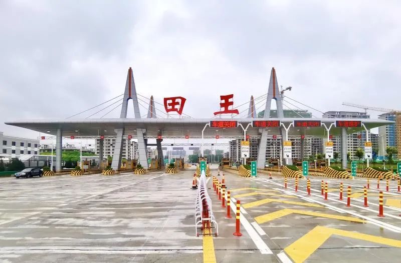 收费站位于西安市灞河东岸,西安绕城高速k78 372处,南距香王立交2.