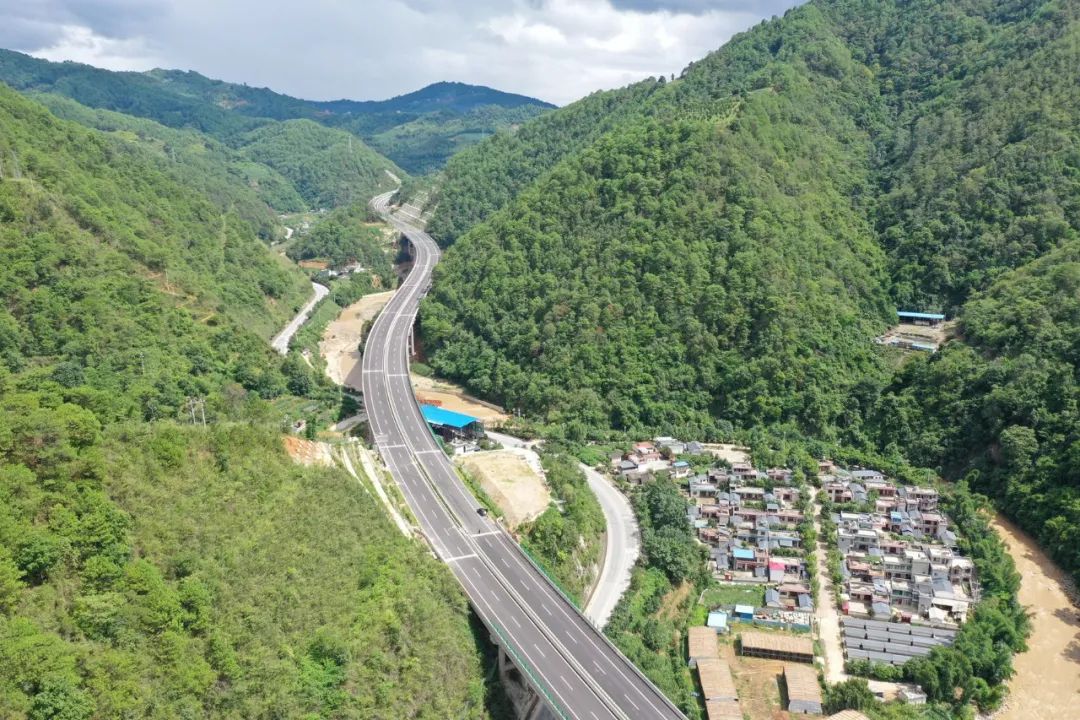 交通云临高速公路蚂蚁堆至临沧段建成通车并联网收费