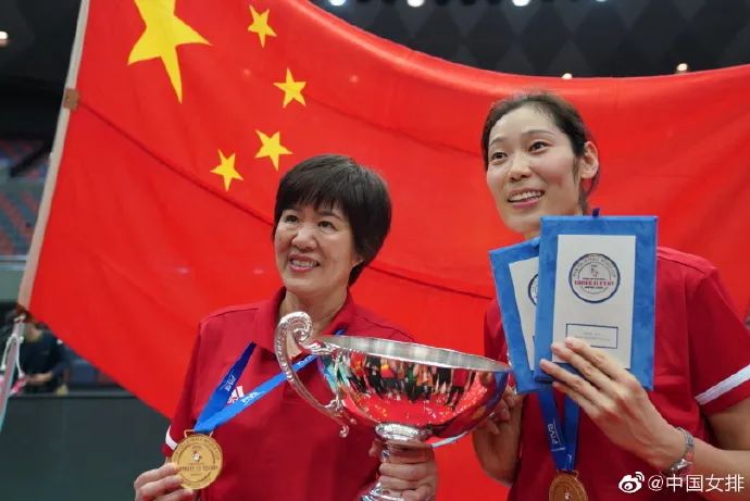 资料图:2016年里约奥运会,中国女排夺冠,郎平与队员们庆祝./视觉中国