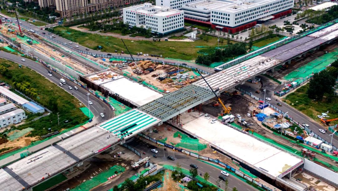 8月30日,记者在该路口看到,"高架桥"部分非常震撼,长60米的预制钢箱梁