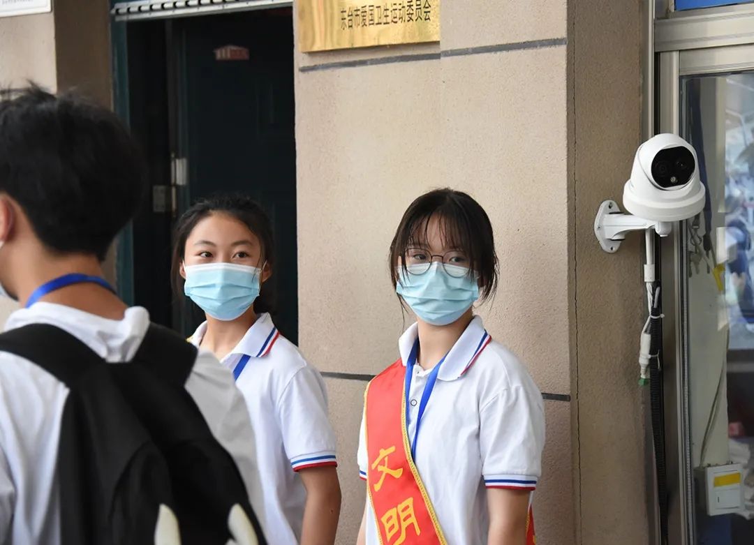 东台市实验中学请欣赏影片下面开学首日第一现场带您直击@幸福东台 兵