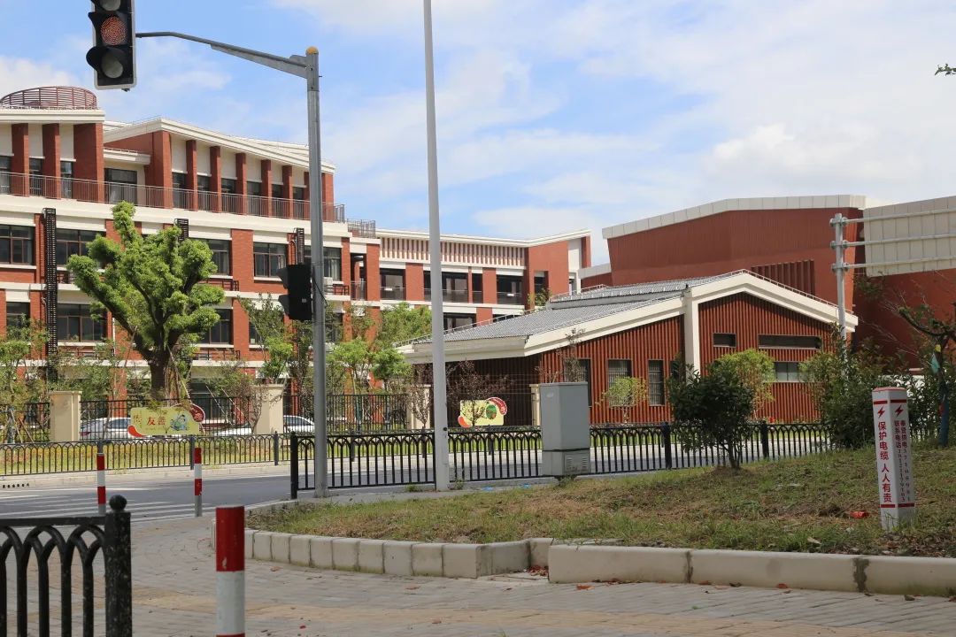 奉浦这条路上新增设两条人行道方便到你了吗