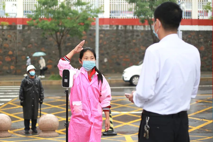 图为9月1日,在晋城市汇仟小学六年级学生向老师敬礼(黄河新闻网晋城