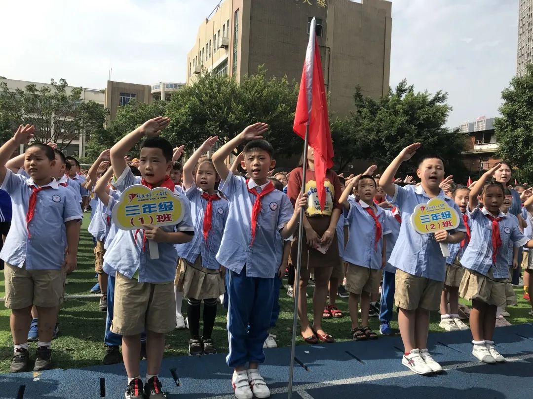 孩子们庄严地行注目礼,少先队队礼,在国旗下宣誓.