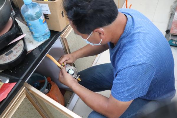 烟台长岛北隍城乡免费为群众更换燃气胶管减压阀为燃气使用加把安全锁