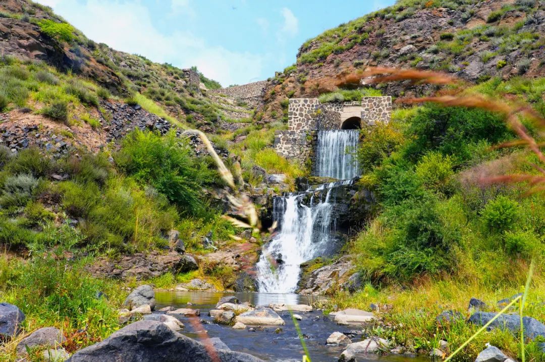 向阳水库的瀑布如白绸飘然而下连椿蜚 摄草原天路路旁风景连椿蜚 摄