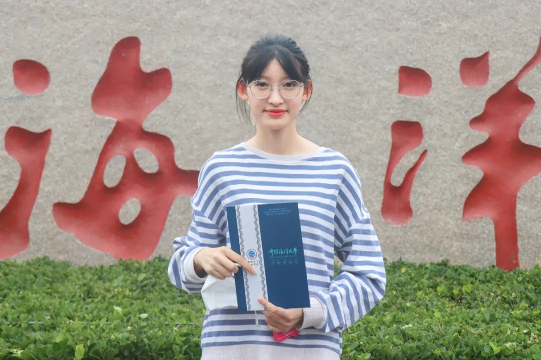 拿上录取通知书给自己一张最美的留影虽然青涩 纵使不安心中却早已暗