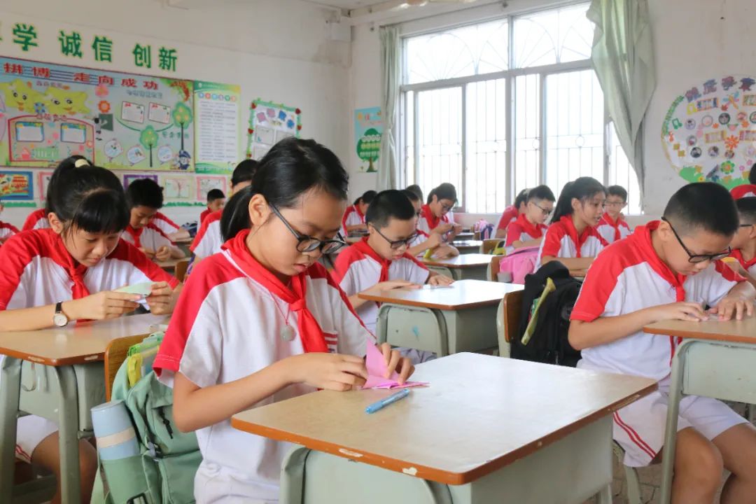 "折心愿纸鹤"环节是新会实验小学每一年的传统活动,开学第一课后,学生