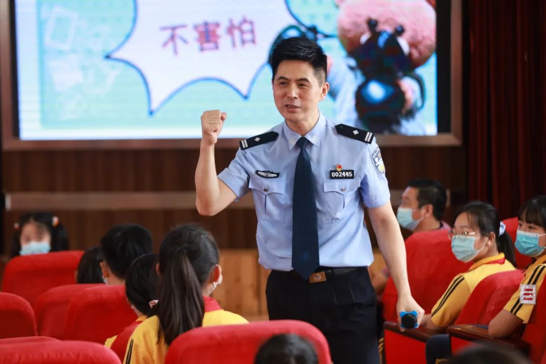 9月1日上午10:30,上海市公安局治安总队的黄奕警官来到了华东师范大学