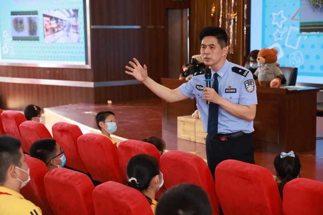 9月1日上午10:30,上海市公安局治安总队的黄奕警官来到了华东师范大学