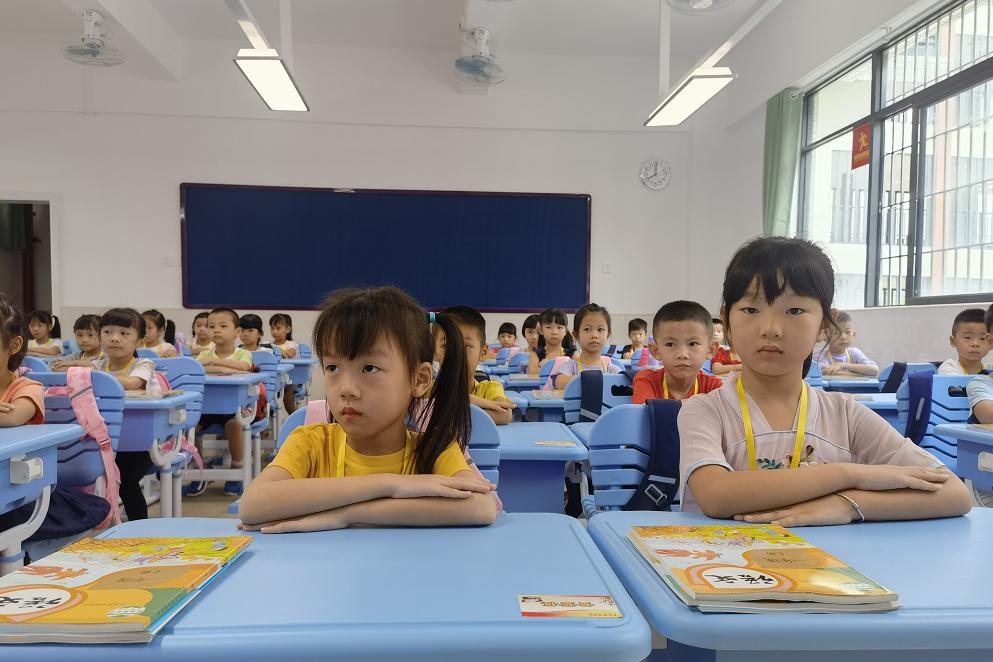 一年级新生端端正正地坐在座位上,认真听讲,学习小学生行为规范同学们