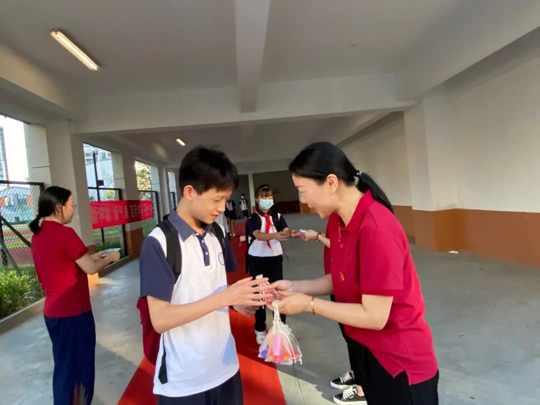 小浃江中学大碶小学一年级的同学们在大哥哥,大姐姐的引导下走进校园