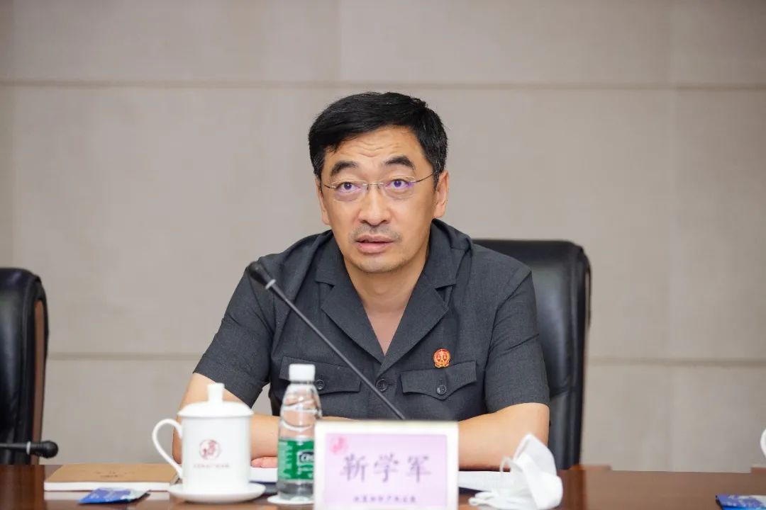 靳学军院长向与会代表委员对北京知产法院工作的关心,指导,帮助和支持