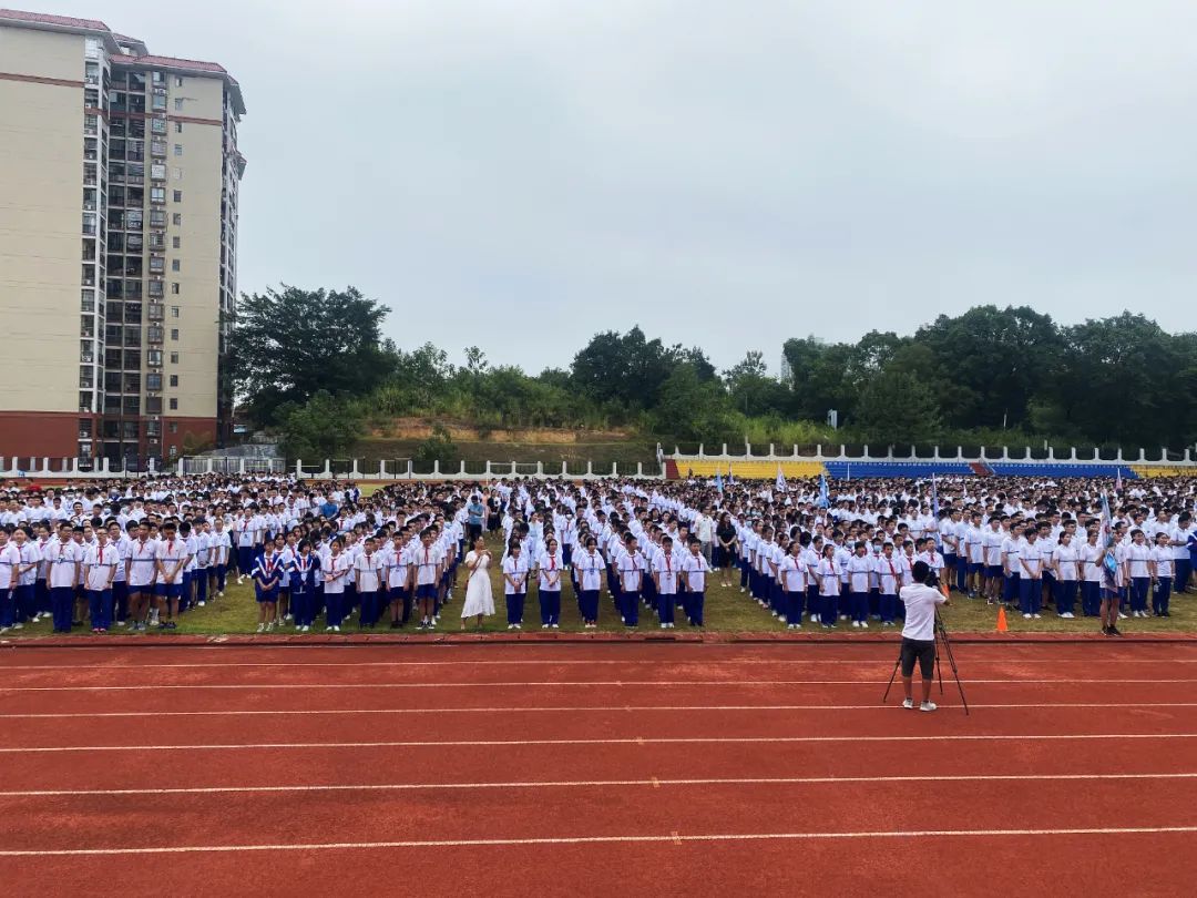 上午,广东北江中学1800名初,高中部学子在老师的带领下,有序进入该校