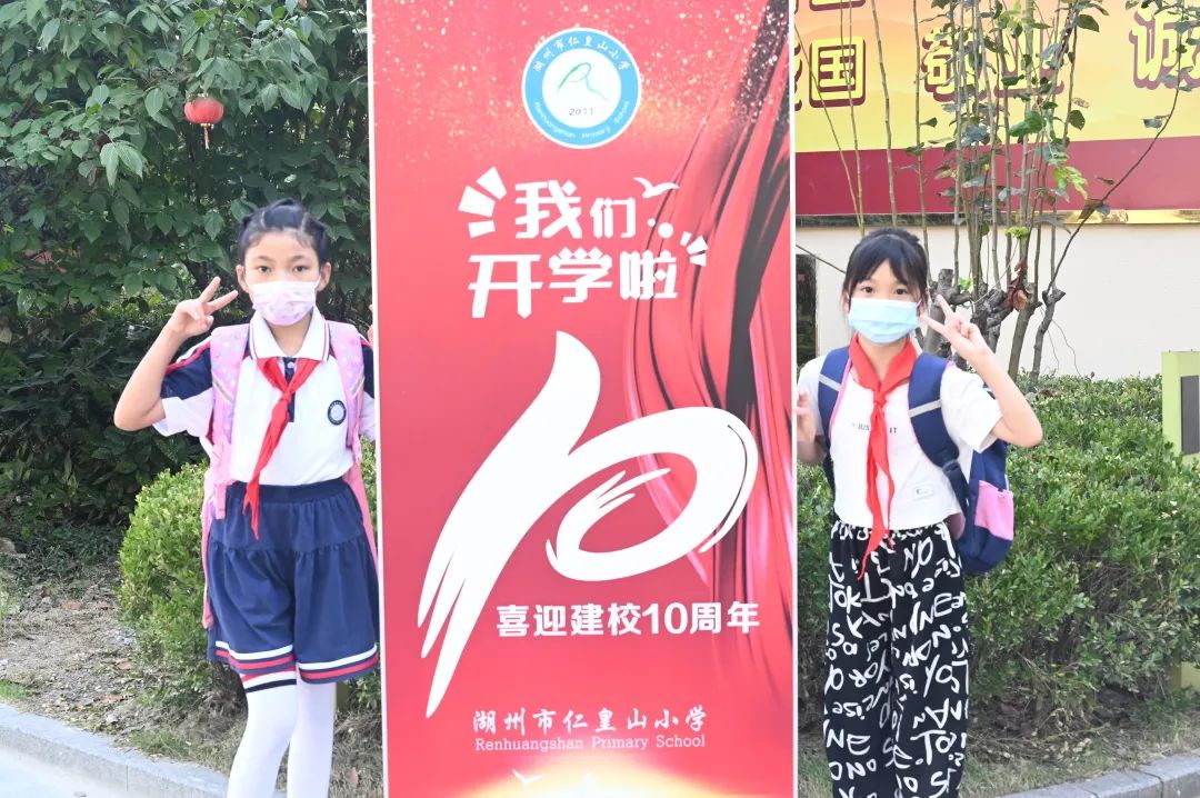 仁皇山小学今天下午,参加过对越自卫反击战的英雄老兵杨希贵来到鹤和