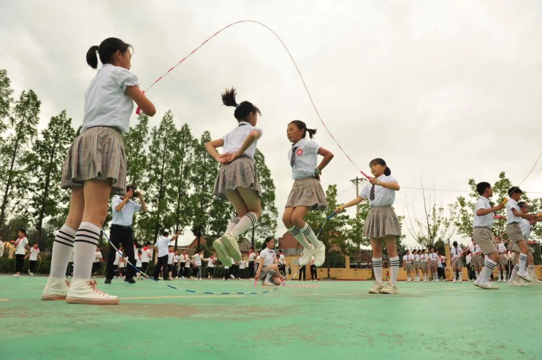 被跳绳舞动的乡村童年