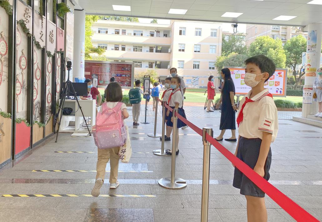 开学首日,红旗小学的学生们有序走进学校.