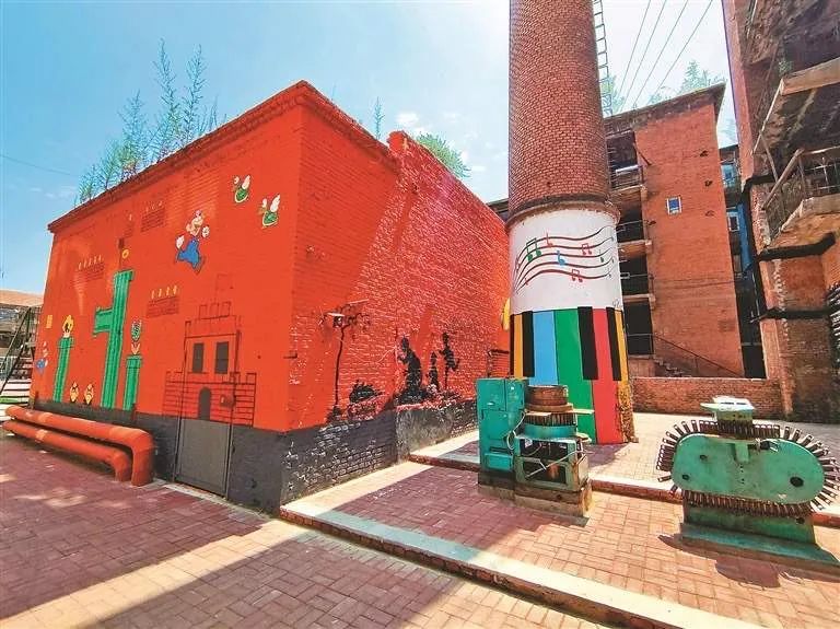 "鼓足干劲,力争上游"的标语仿佛能带你回到《你好,李焕英》的旧时光