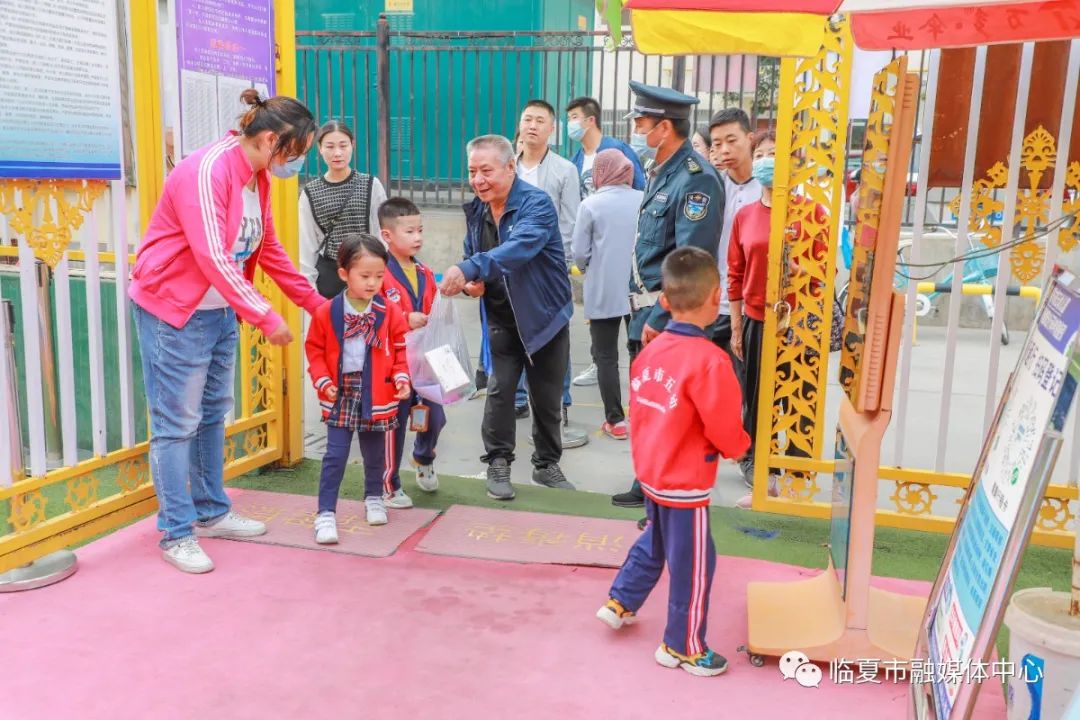 神兽归笼幼见美好直击临夏市幼儿园开学第一天