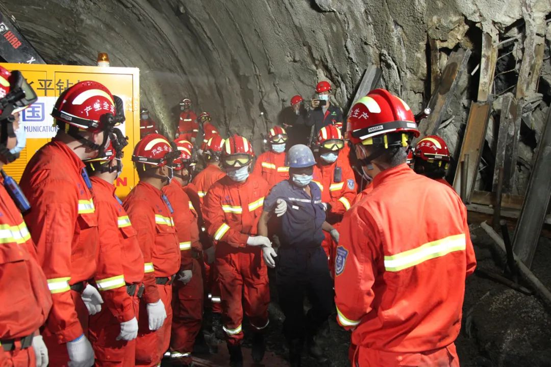 被困10人全部获救830陕西凤县酒奠梁隧道坍塌事故救援工作结束