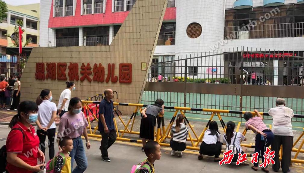 在鼎湖区机关幼儿园门口类似场景在肇庆也有出现,无独有偶,纷纷靠着墙