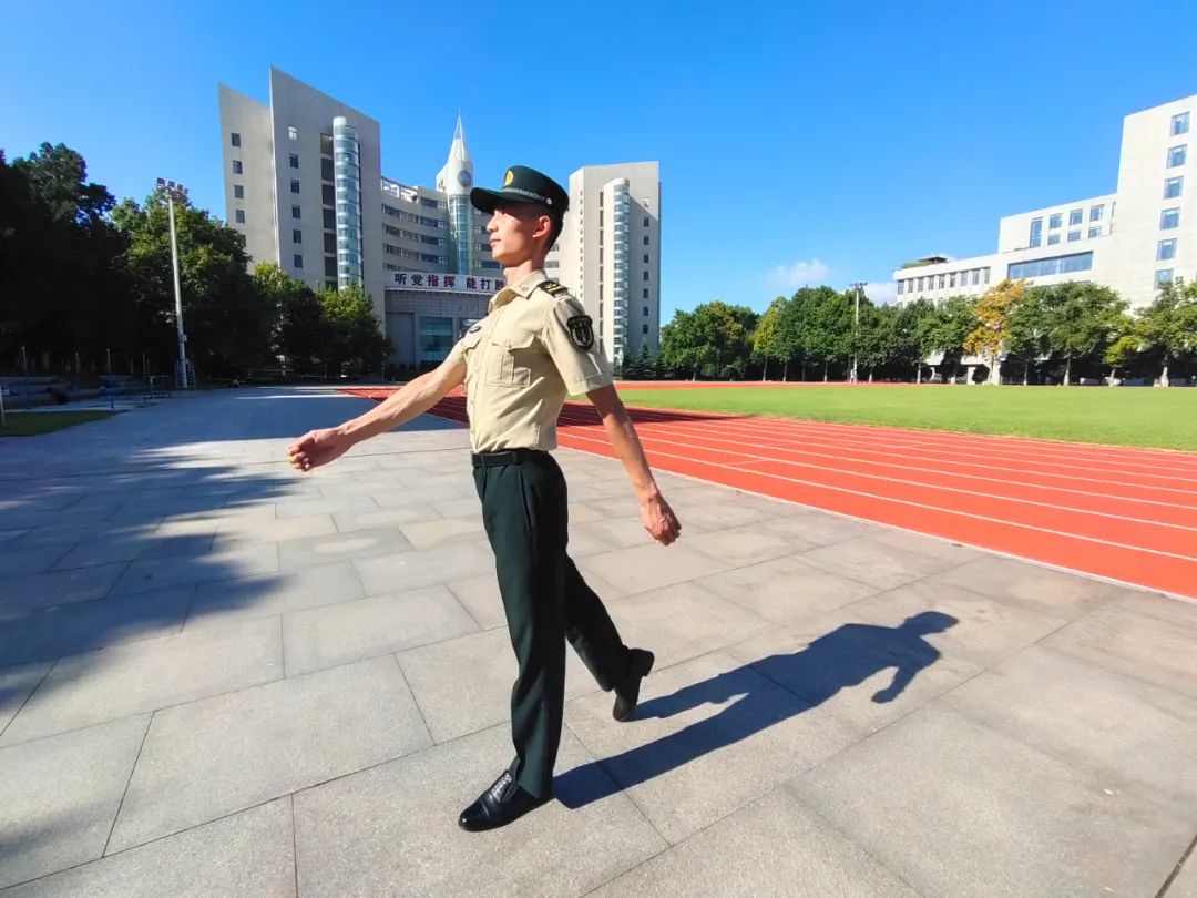 军人走路的姿势图片