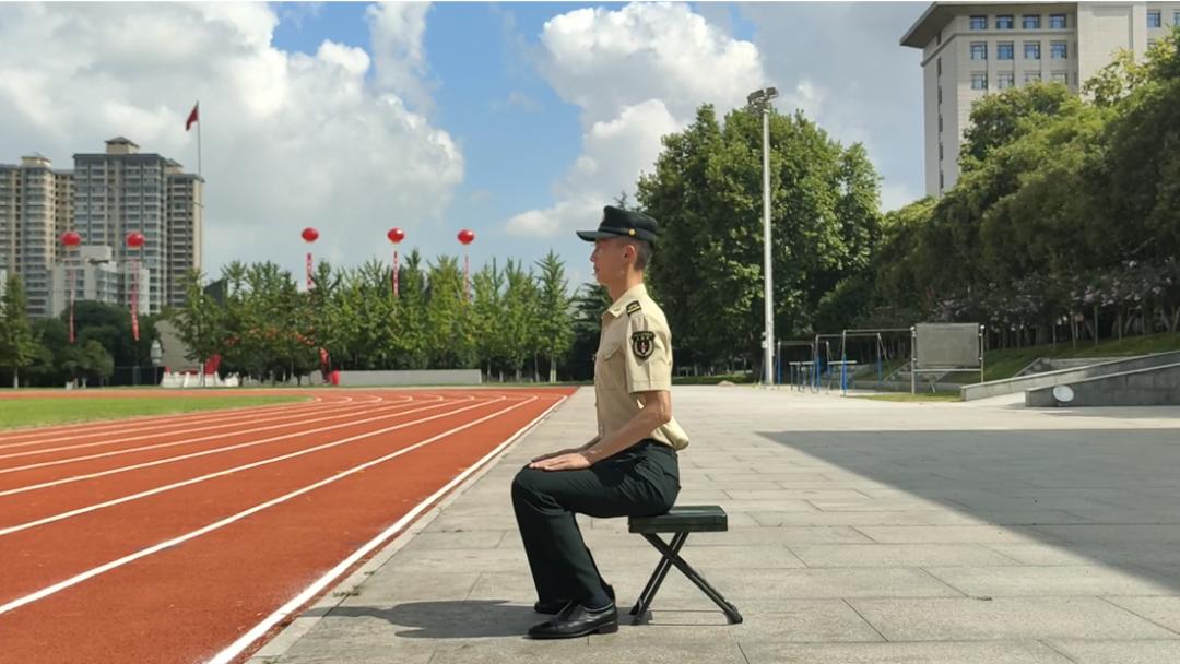 军人的正式坐姿图片