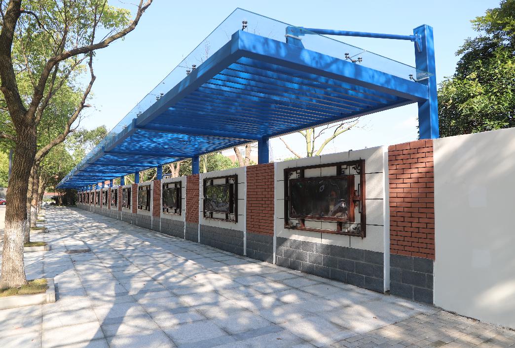 金色步道风雨长廊松江这所小学的孩子们收到了一份特别的开学礼