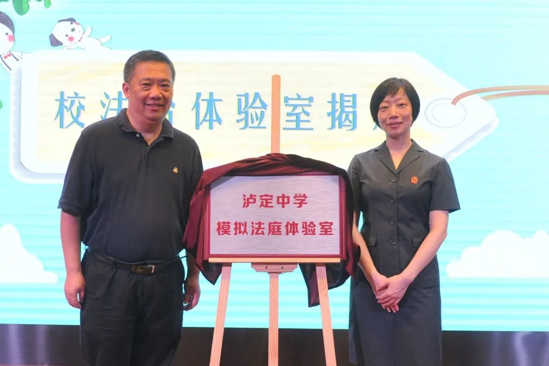 在以"崇德尚法,强国有我,做合格接班人"为主题的泸定中学开学典礼上