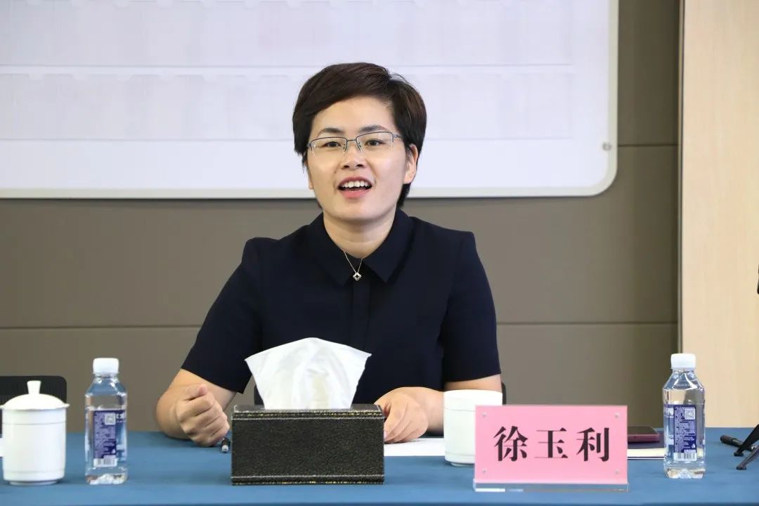 街道党工委副书记徐玉利主持会议实地参观乡贤们还前往南市社区南市