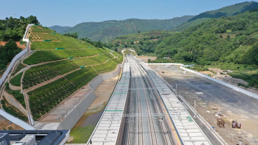 中老铁路亮了!普洱沿途的风景也"靓"了