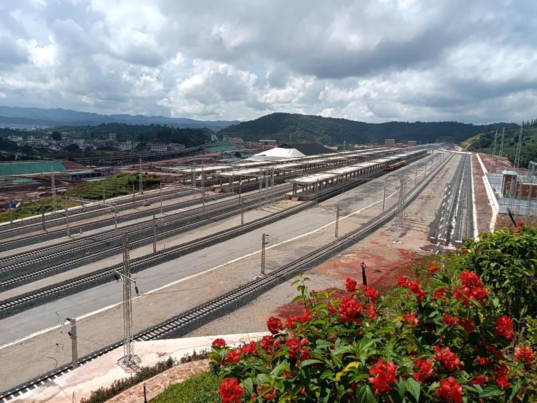 中老铁路亮了!普洱沿途的风景也"靓"了