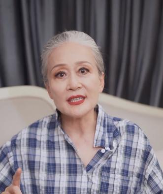 刘明明发布了一则视频回应称,"这两天有关我的话题——70岁的职场奶奶