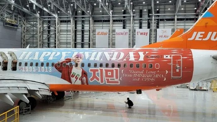 壕中国粉丝为韩团成员庆生与航司合作定制专属飞机