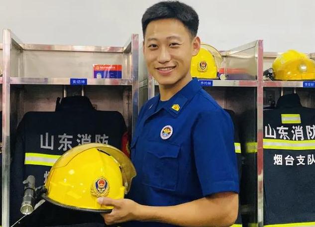 亮相专职消防人员换新装