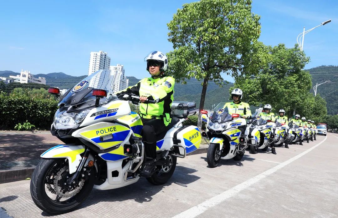 8米左右,配备的车辆为春风国宾650排量的警用摩托车,重量达250公斤