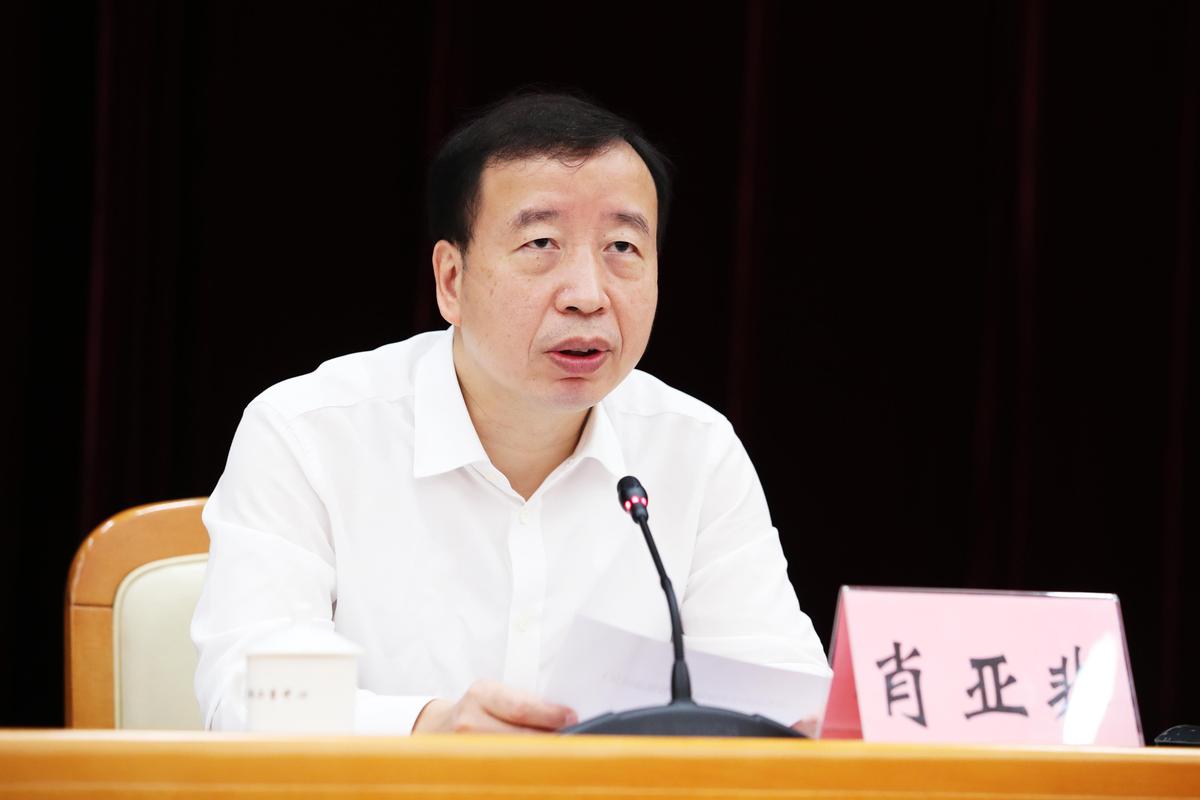 8月28日,东莞市生态环境保护督察动员会在行政办事中心举行,图为肖亚非在会上讲话