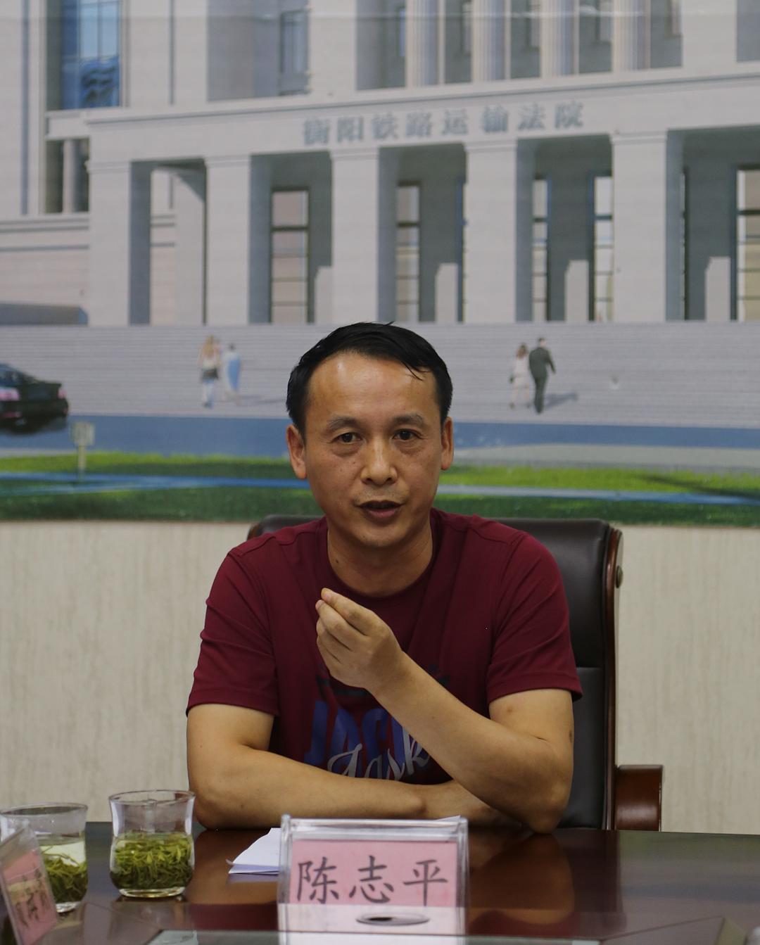 熊冬林recrec湖南省人大代表胡锦明(点击查看大图)会议首先由党组成员